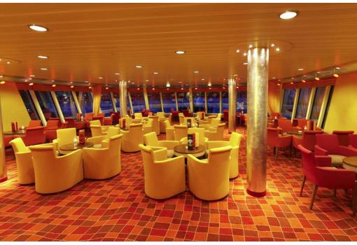 El lounge (salón) es luminoso y confortable